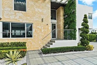 6767 NW 103rd Pl in Doral, FL - Building Photo - Building Photo