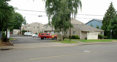 Park Avenue Apartments in Woodburn, OR - Building Photo - Building Photo