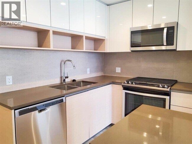 8850 University Crescent in Burnaby, BC - Building Photo - Building Photo