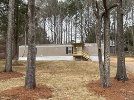 144 Chickasaw St in Springville, AL - Building Photo