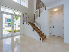 7456 NW 101st Ave in Doral, FL - Building Photo - Building Photo
