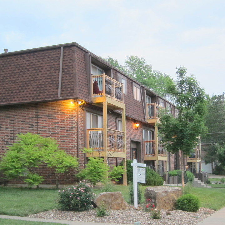 Mission Heights Apartments in Mission, KS - Building Photo