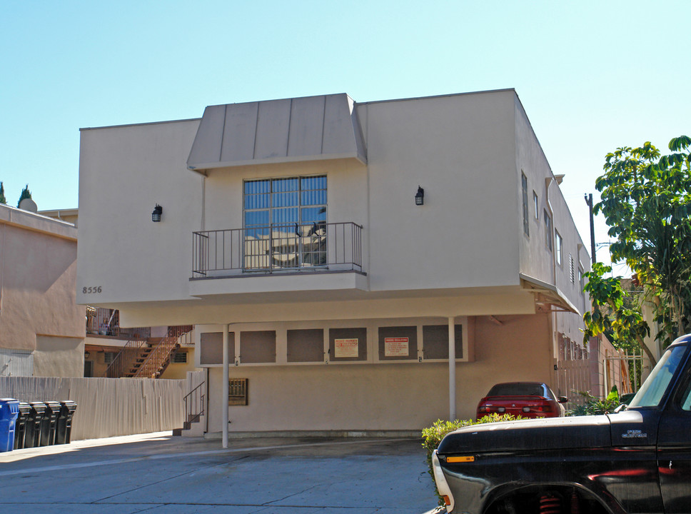 8556 Saturn St in Los Angeles, CA - Building Photo