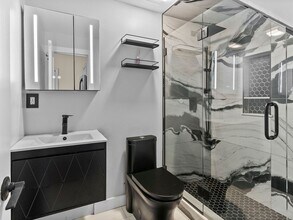 16 Newbury St, Unit 1 in Somerville, MA - Foto de edificio - Building Photo