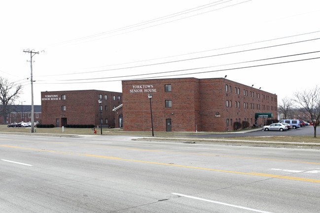 Yorktown Senior House in Louisville, KY - Foto de edificio - Building Photo