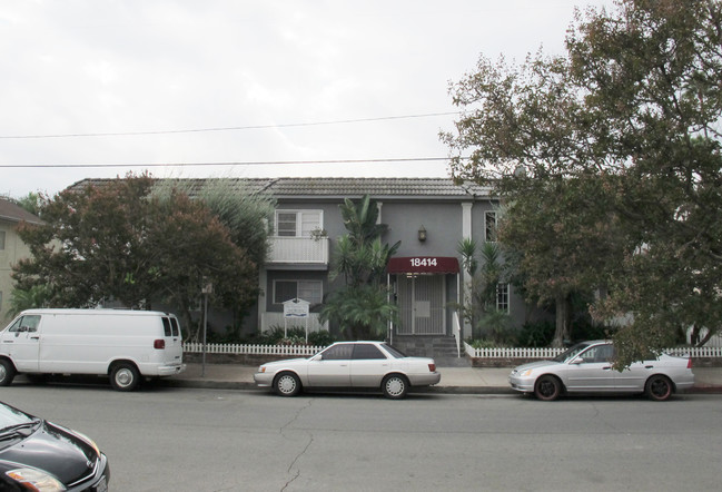 18312 Collins St in Tarzana, CA - Foto de edificio - Building Photo