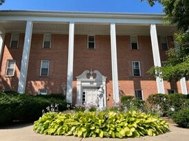 5101 Carriage Way Dr in Rolling Meadows, IL - Building Photo