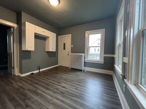 2446 S 6th St, Unit Lower Unit in Milwaukee, WI - Foto de edificio - Building Photo