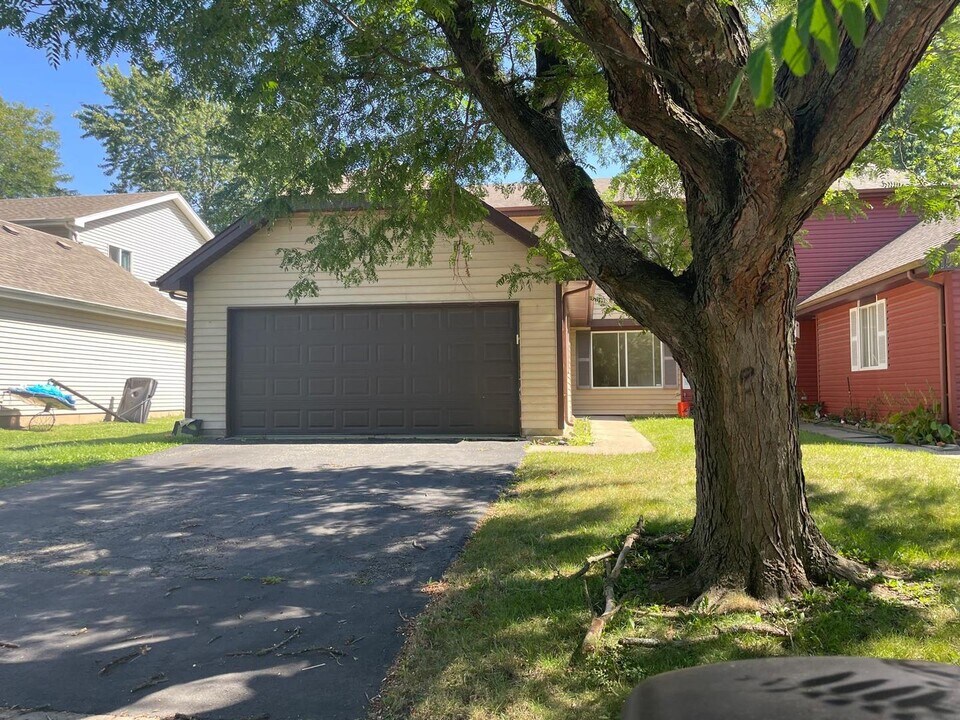 1151 Brockton Ct in Aurora, IL - Building Photo