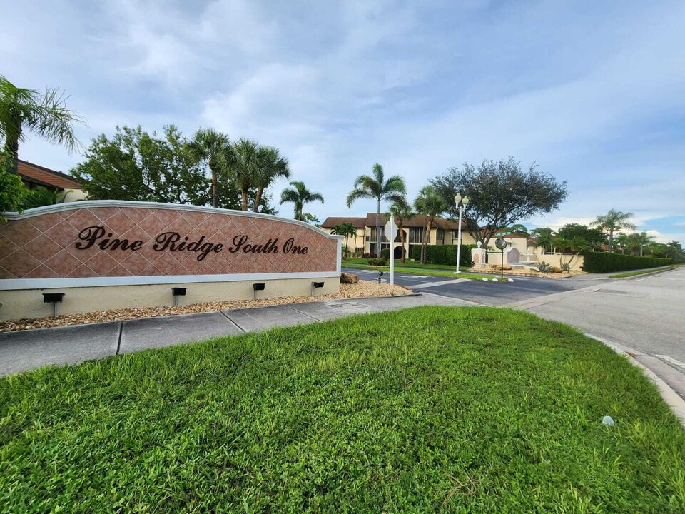 123 Lake Pine Cir in Greenacres, FL - Building Photo