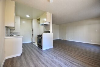 11255 Camarillo St-Unit -104 in Los Angeles, CA - Building Photo - Building Photo