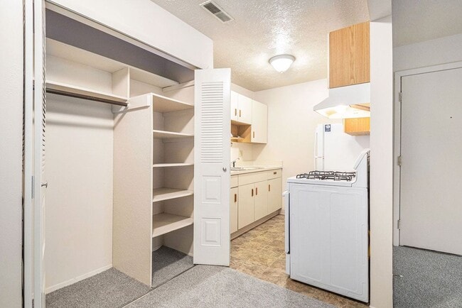 Hickory Village Apartments in Mishawaka, IN - Building Photo - Building Photo