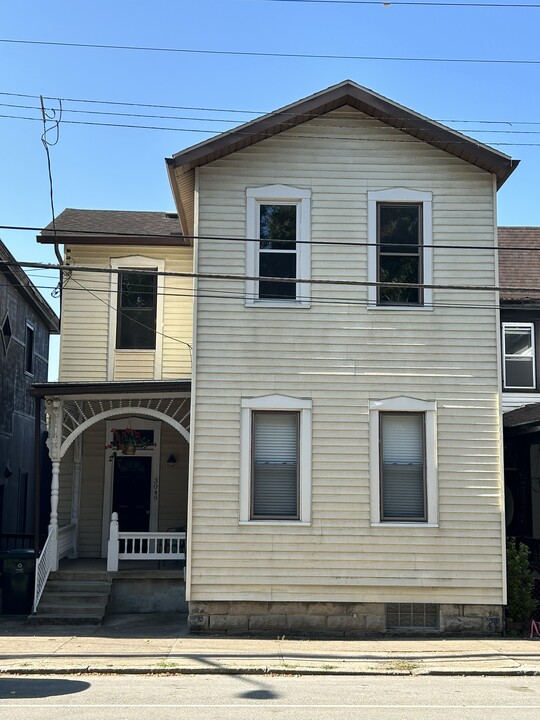 3049 Riverside Dr, Unit 2 in Cincinnati, OH - Foto de edificio