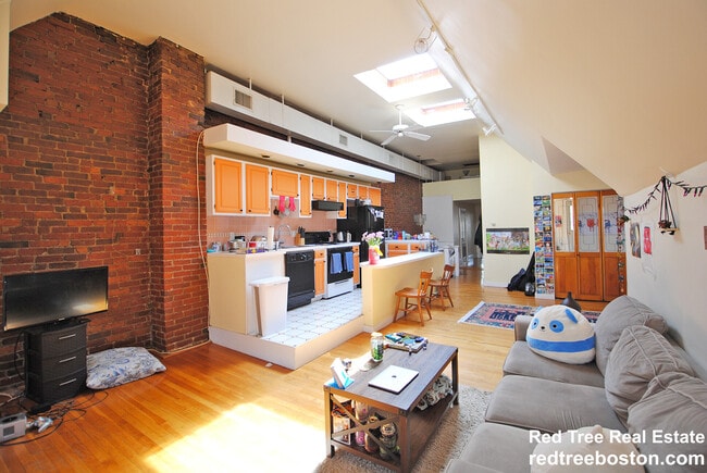 1678 Beacon St in Brookline, MA - Building Photo - Building Photo