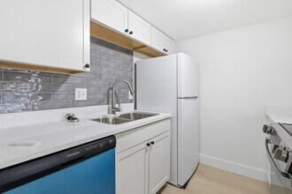 1024 82nd Terrace N, Unit A in St. Petersburg, FL - Foto de edificio - Building Photo