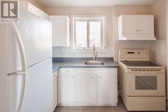 8650 Wyandotte St E in Windsor, ON - Foto de edificio - Building Photo