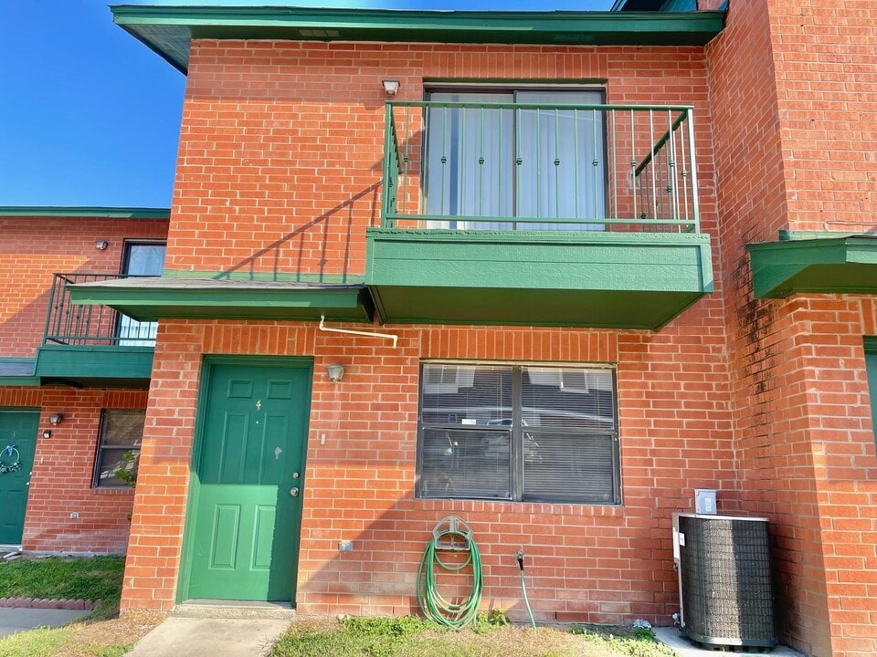 8915 McPherson Rd in Laredo, TX - Building Photo