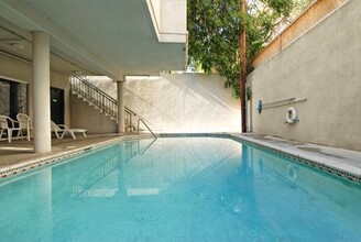 Camarillo Townhomes in Los Angeles, CA - Foto de edificio - Building Photo