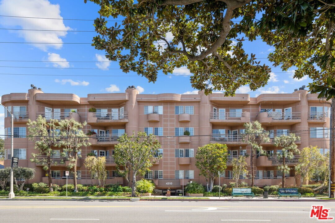 4310 Cahuenga Blvd in Los Angeles, CA - Building Photo