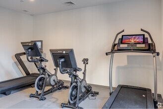 8 Burney St, Unit 1 in Boston, MA - Foto de edificio - Building Photo