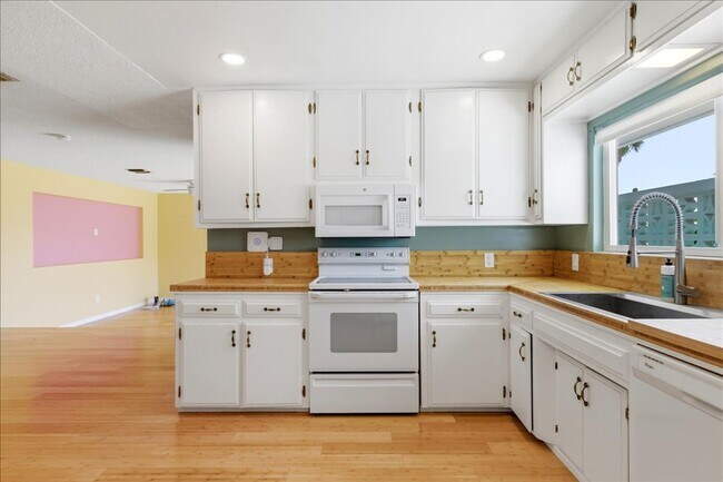 9750 Valencia Dr in Desert Hot Springs, CA - Building Photo - Building Photo