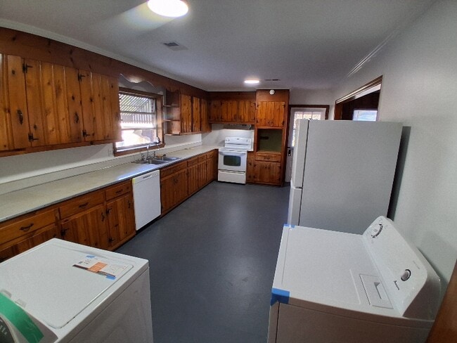 1020 Peachtree St in Louisville, GA - Foto de edificio - Building Photo