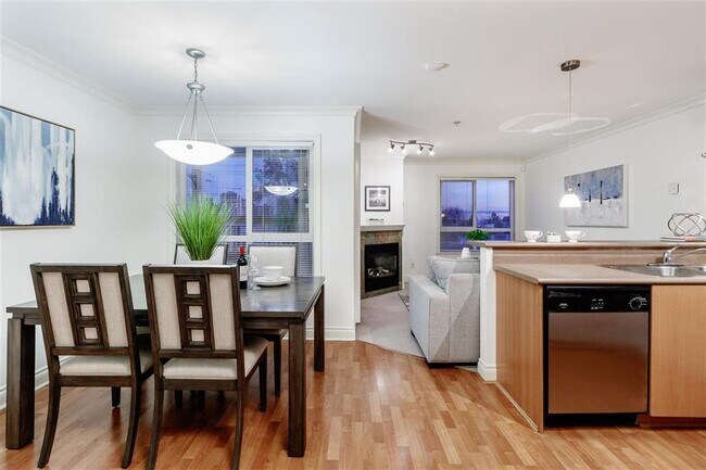 128 W 21st St in North Vancouver, BC - Building Photo - Building Photo
