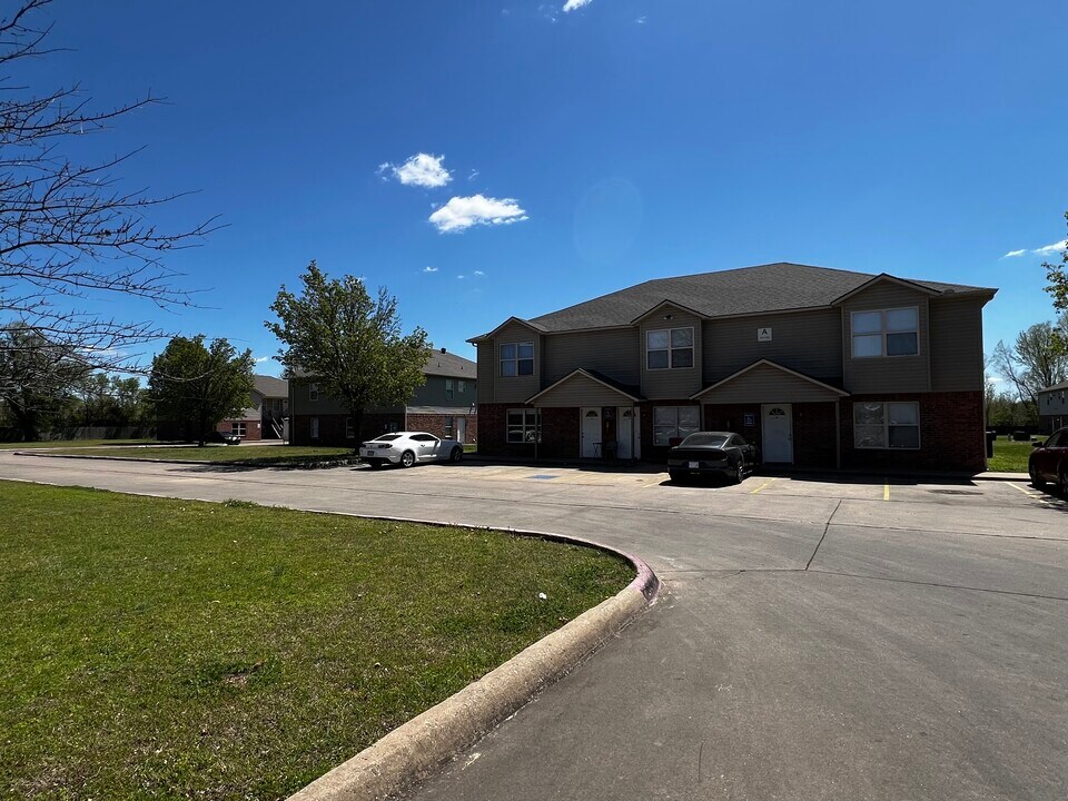 Cheema Village in Springdale, AR - Building Photo