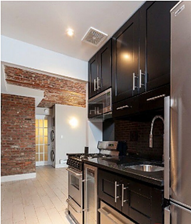 Charming Garden-Level Apartment with Priva in New York, NY - Building Photo - Building Photo