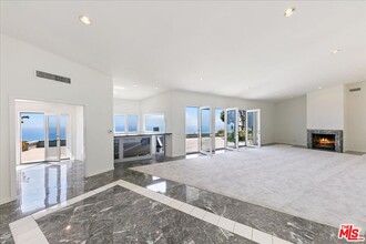 18244 Coastline Dr in Malibu, CA - Building Photo - Building Photo