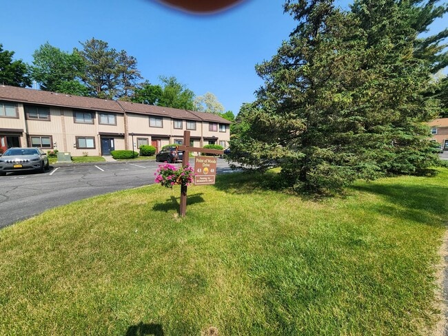 43 Point of Woods Dr in Albany, NY - Building Photo - Building Photo