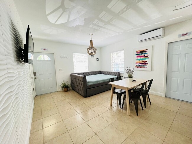 1639 Hayes Street, Unit Unit#1 in Hollywood, FL - Building Photo - Building Photo