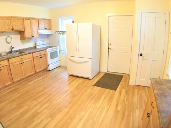 49 Central St, Unit 1 in Northfield, VT - Foto de edificio - Building Photo