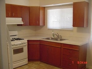 1051 Mango Ave in Sunnyvale, CA - Foto de edificio - Building Photo