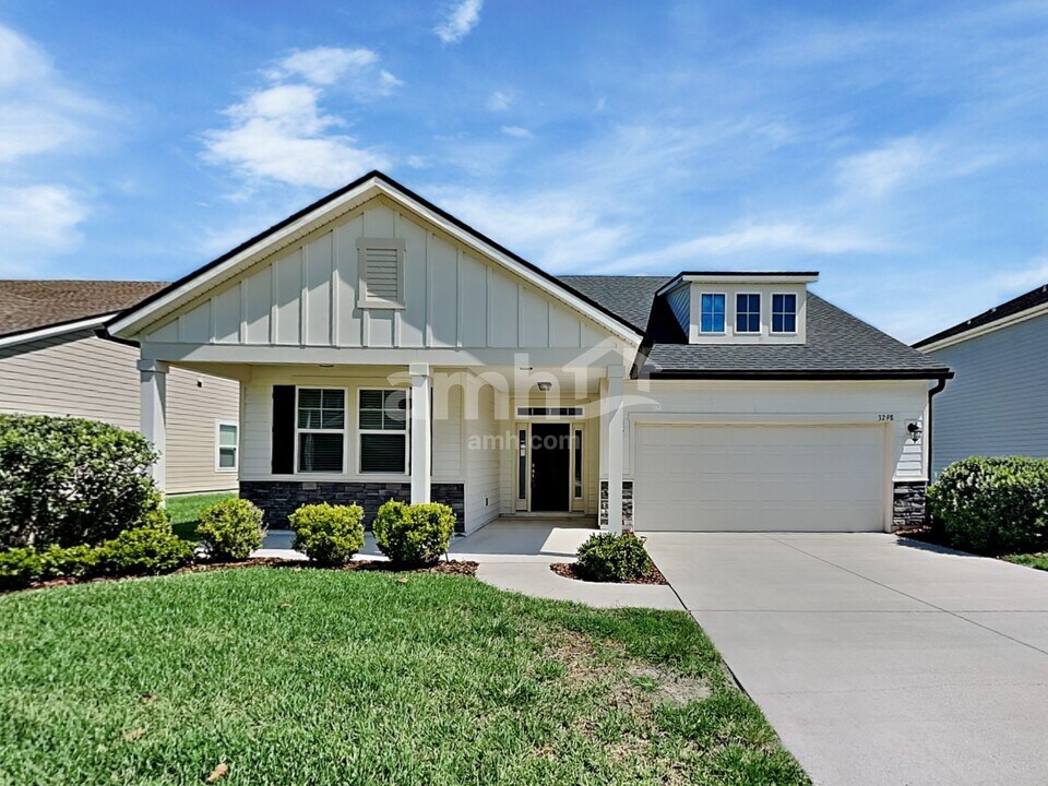 3298 Roundabout Dr in Middleburg, FL - Foto de edificio