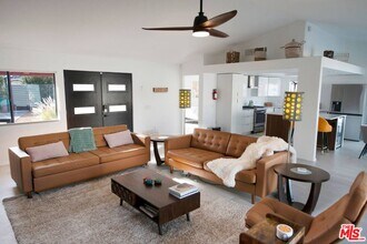 300 W Pico Rd in Palm Springs, CA - Building Photo - Building Photo
