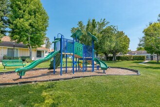 Woodside Village in Ventura, CA - Foto de edificio - Building Photo