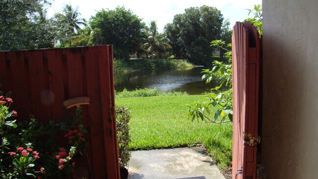 3845 Victoria Dr in West Palm Beach, FL - Building Photo - Building Photo