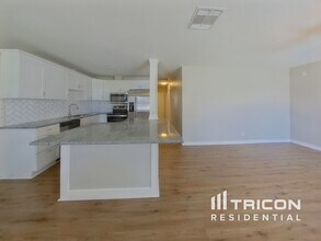 5582 Atlantic Ave N in St. Petersburg, FL - Building Photo - Building Photo