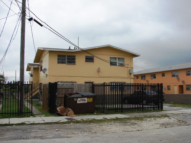 621 NW 64th St in Miami, FL - Foto de edificio - Building Photo