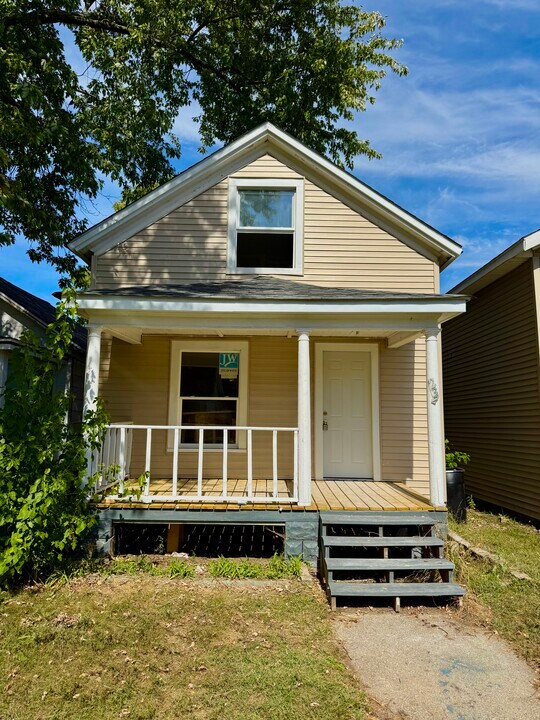 232 E Grove St in Mishawaka, IN - Building Photo