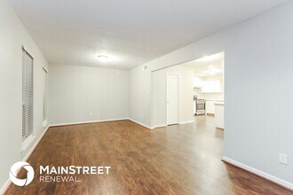 647 Mosswood Dr in Conroe, TX - Foto de edificio - Building Photo