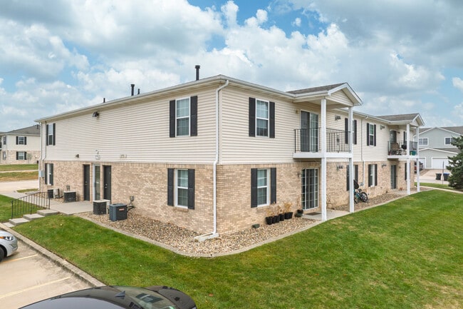Rainbow East Luxury Apartments in Bloomington, IL - Building Photo - Building Photo