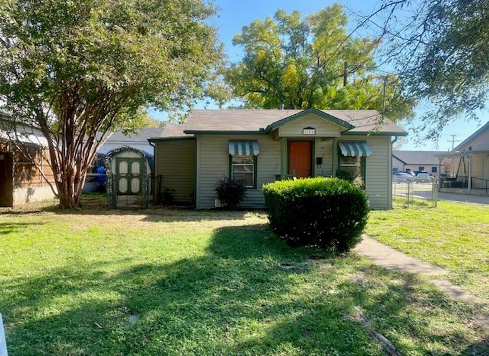 112 N Dobson St in Burleson, TX - Building Photo