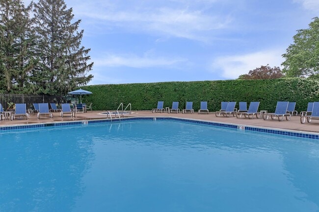 Manors at Knollwood in Clinton Township, MI - Foto de edificio - Building Photo