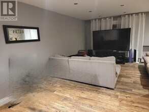 5486 Hixon Ave in Burlington, ON - Building Photo - Building Photo