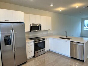 10300-10366 NW 66th St in Doral, FL - Foto de edificio - Building Photo