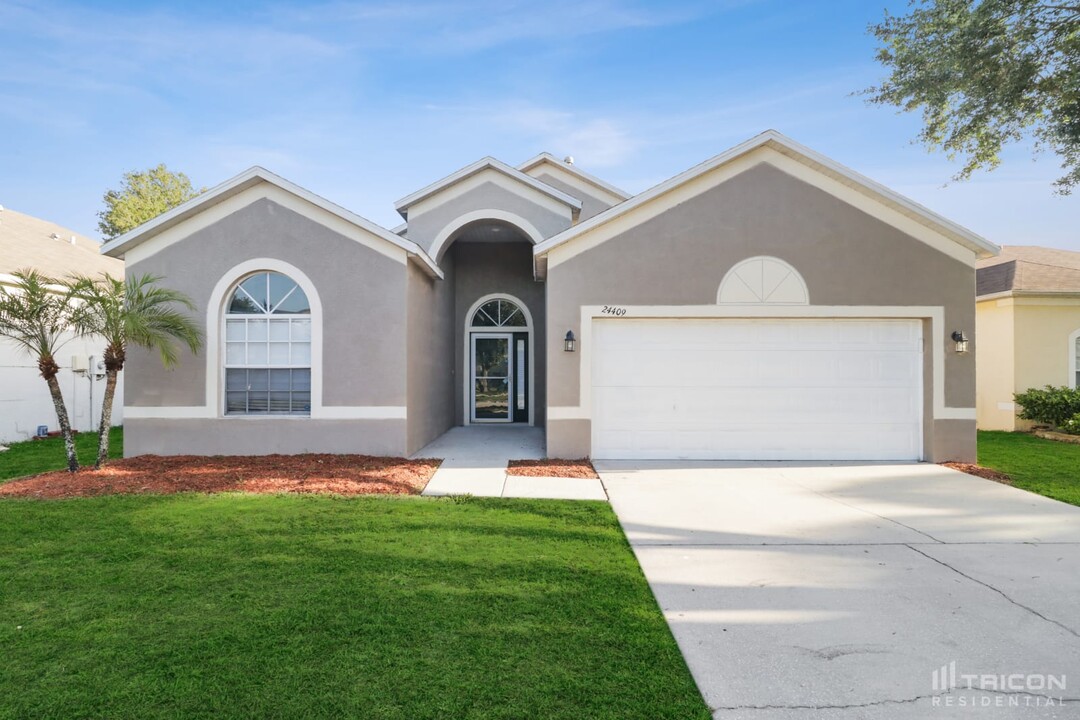 24409 Breezy Oak Ct in Lutz, FL - Building Photo