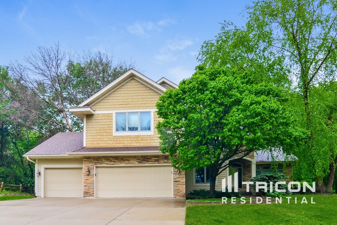 2520 Christian Dr in Chaska, MN - Building Photo
