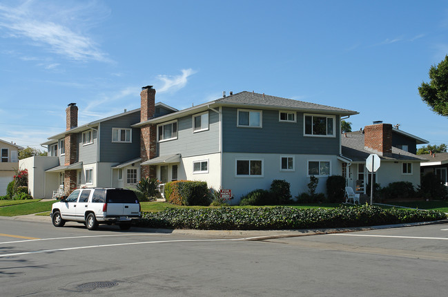 1301 Clay St in Newport Beach, CA - Foto de edificio - Building Photo